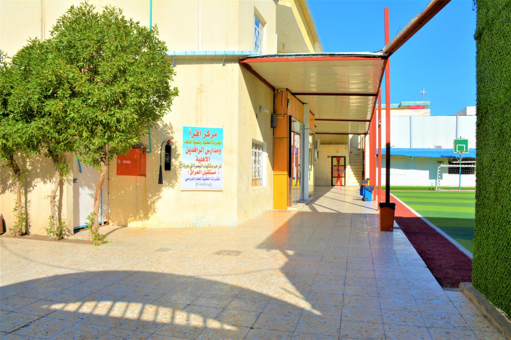 ساحة خارجية للطلاب